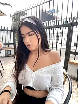 Snapshot of KyliePink_ chatting on 15, 10, 2025 KyliePink online show from 15, 10, 2025
