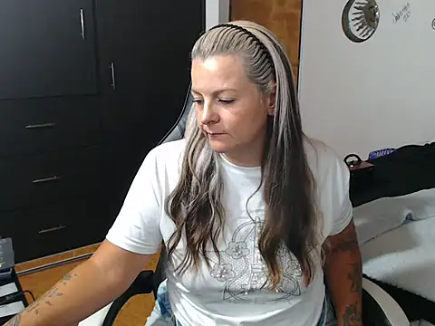 Snapshot of perlagoloza05 chatting on 6, 10, 2025 perlagoloza05 online show from 6, 10, 2025