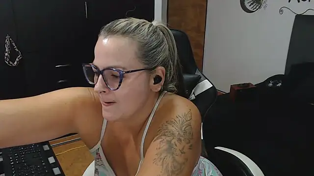 Snapshot of perlagoloza05 chatting on 11, 11, 2025 perlagoloza05 online show from 11, 11, 2025