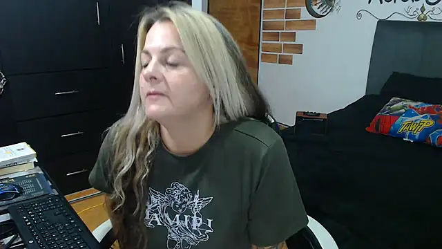 Snapshot of perlagoloza05 chatting on 12, 11, 2025 perlagoloza05 online show from 12, 11, 2025