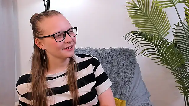 Snapshot of NohemiGilsdorf chatting on 4, 10, 2025 NohemiGilsdorf online show from 4, 10, 2025