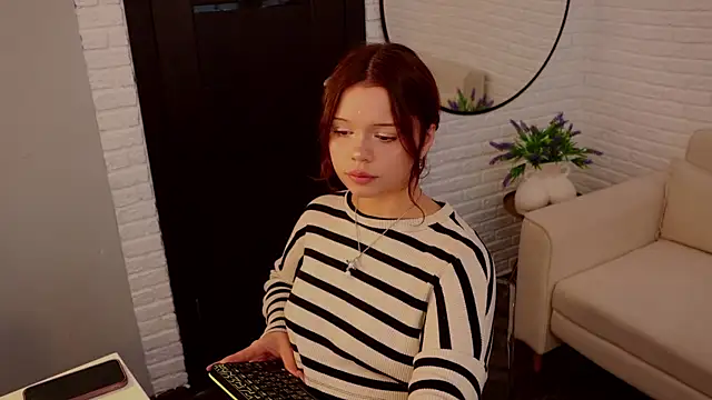 Snapshot of Sarah_babyyy chatting on 6, 10, 2025 Sarah babyyy online show from 6, 10, 2025