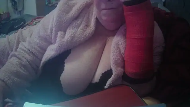 Snapshot of Playful_MILF_Demi chatting on 18, 10, 2025 Playful MILF Demi online show from 18, 10, 2025