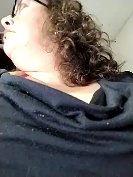 Snapshot of -saraqueen- chatting on 12, 11, 2025 -saraqueen- online show from 12, 11, 2025