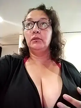 Snapshot of -saraqueen- chatting on 12, 11, 2025 -saraqueen- online show from 12, 11, 2025