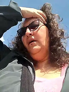 Snapshot of -saraqueen- chatting on 1, 12, 2025 -saraqueen- online show from 1, 12, 2025