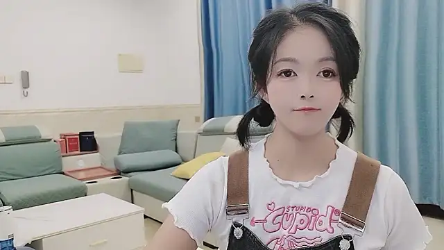 Snapshot of Q_Yumi chatting on 15, 10, 2025 Q Yumi online show from 15, 10, 2025
