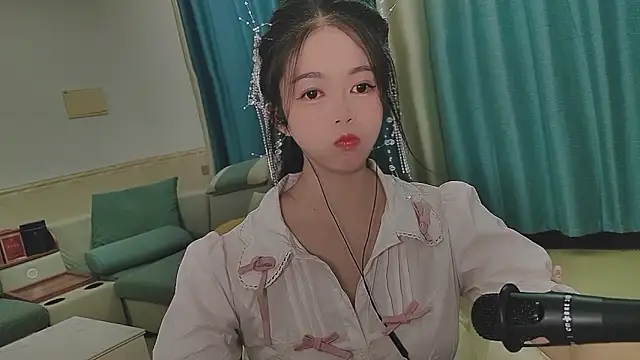Snapshot of Q_Yumi chatting on 17, 10, 2025 Q Yumi online show from 17, 10, 2025
