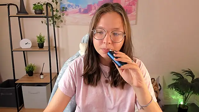 Nuura Moore online show from 24, 10, 2025