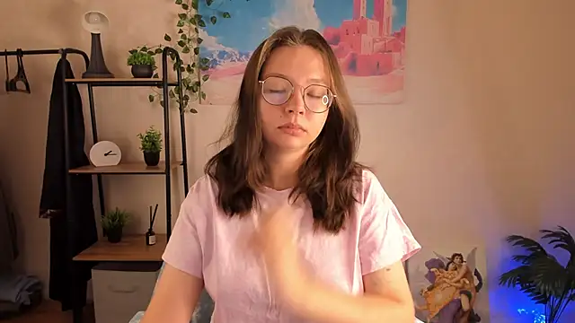 Nuura Moore online show from 27, 10, 2025