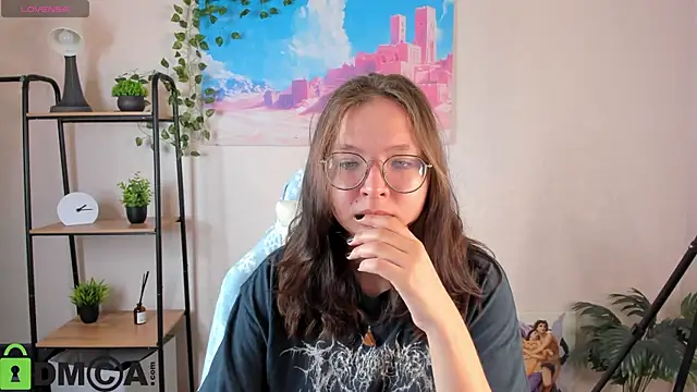 Nuura Moore online show from 28, 10, 2025