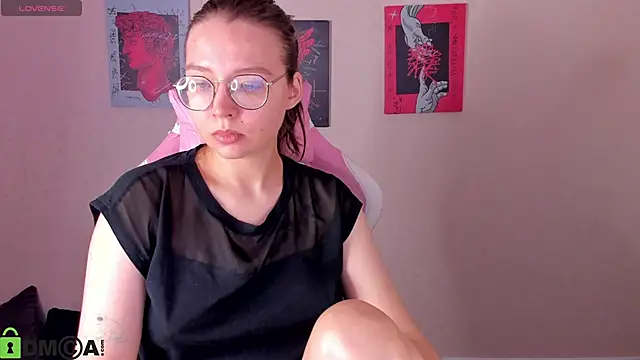 Nuura Moore online show from 21, 11, 2025