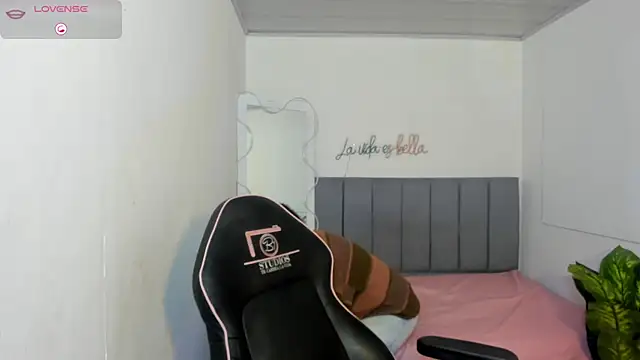 THIANA TAY online show from 25, 10, 2025