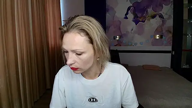 Snapshot of AlinaMoor chatting on 18, 10, 2025 AlinaMoor online show from 18, 10, 2025