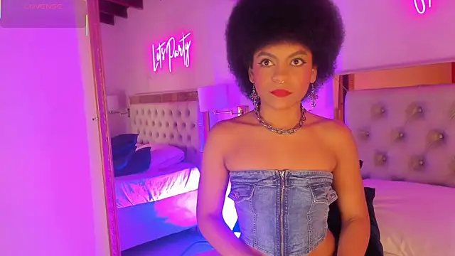 Snapshot of Vickyy_Moon chatting on 16, 10, 2025 Vickyy Moon online show from 16, 10, 2025
