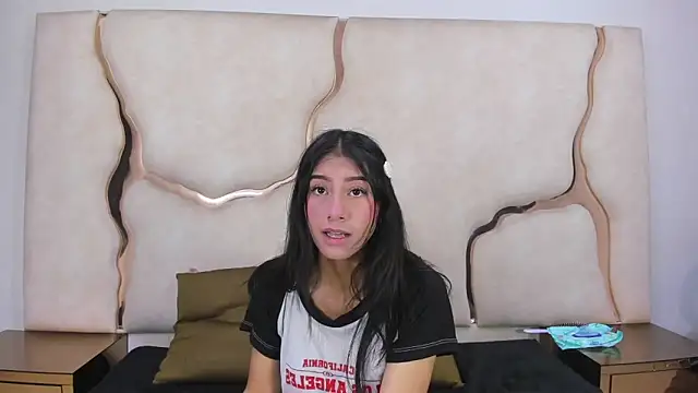 Mia clark18 online show from 5, 12, 2025