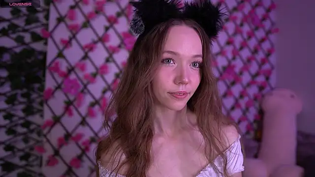 Petite Polly online show from 6, 11, 2025