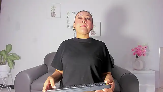 Snapshot of susan_hotmilf chatting on 18, 10, 2025 susan hotmilf online show from 18, 10, 2025