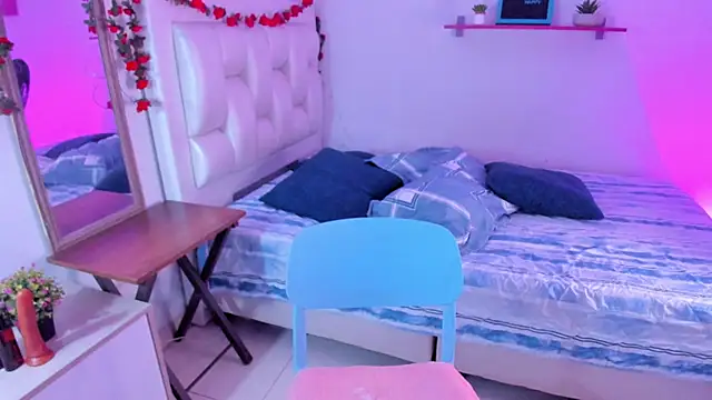 Laaura-Velez online show from 28, 11, 2025