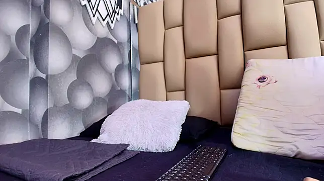 Snapshot of hannah_teehn chatting on 5, 11, 2025 hannah teehn online show from 5, 11, 2025