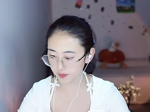 Snapshot of Queena_ chatting on 15, 12, 2025 Queena online show from 15, 12, 2025