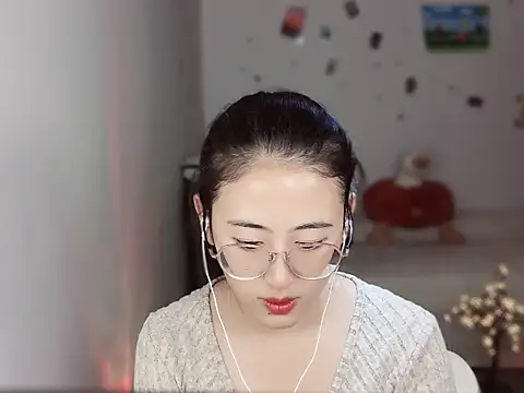 Snapshot of Queena_ chatting on 16, 12, 2025 Queena online show from 16, 12, 2025