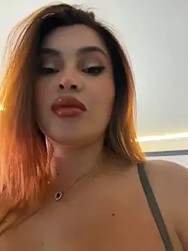 Snapshot of AbrilColls_ chatting on 8, 7, 2026 AbrilColls online show from 8, 7, 2026