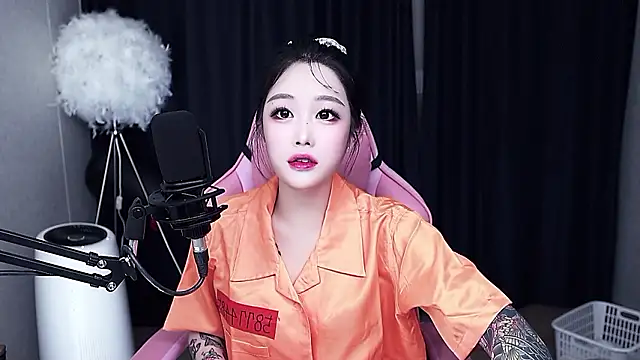 Snapshot of MISA_02 chatting on 18, 10, 2025 MISA 02 online show from 18, 10, 2025