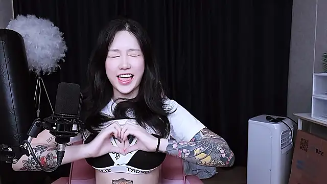 Snapshot of MISA_02 chatting on 27, 10, 2025 MISA 02 online show from 27, 10, 2025