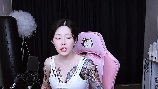 Snapshot of MISA_02 chatting on 30, 10, 2025 MISA 02 online show from 30, 10, 2025