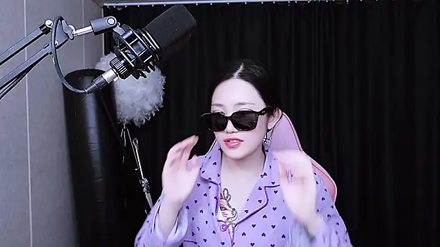 Snapshot of MISA_02 chatting on 17, 11, 2025 MISA 02 online show from 17, 11, 2025