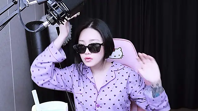 Snapshot of MISA_02 chatting on 19, 11, 2025 MISA 02 online show from 19, 11, 2025