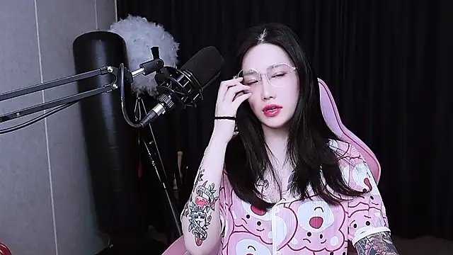 Snapshot of MISA_02 chatting on 23, 11, 2025 MISA 02 online show from 23, 11, 2025