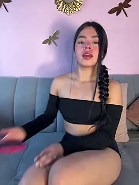 LunaMoore Pink online show from 28, 5, 2026