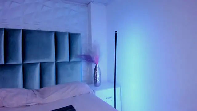 HollyPeach online show from 3, 3, 2026