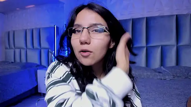 HollyPeach online show from 8, 3, 2026