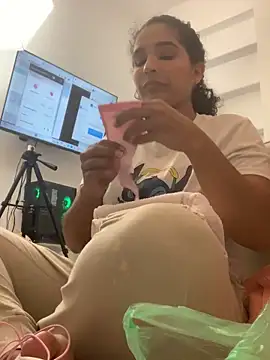 Snapshot of Belindamuller chatting on 11, 11, 2025 Belindamuller online show from 11, 11, 2025