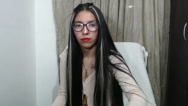 Snapshot of AlejaRosuie chatting on 20, 10, 2025 AlejaRosuie online show from 20, 10, 2025