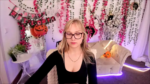 Snapshot of AnnieGitis chatting on 15, 10, 2025 AnnieGitis online show from 15, 10, 2025