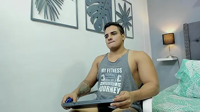 Snapshot of violeta_and_maxx chatting on 30, 10, 2025 violeta and maxx online show from 30, 10, 2025