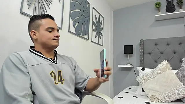 Snapshot of violeta_and_maxx chatting on 18, 11, 2025 violeta and maxx online show from 18, 11, 2025