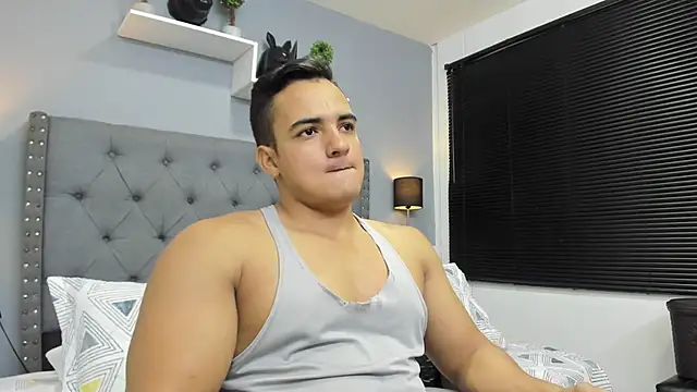 Snapshot of violeta_and_maxx chatting on 27, 11, 2025 violeta and maxx online show from 27, 11, 2025