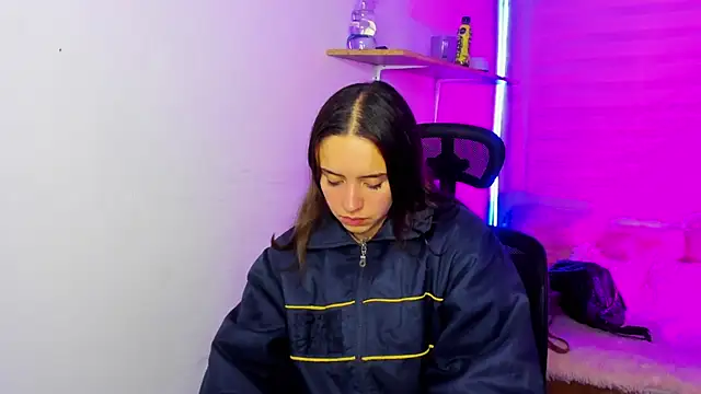 Emily Lindey online show from 21, 11, 2025