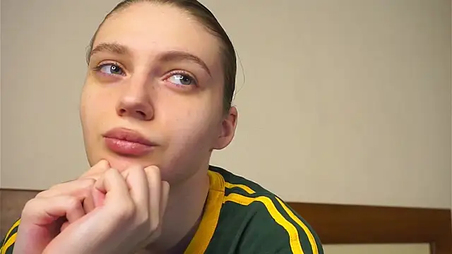 RoslynArcuo online show from 4, 12, 2025