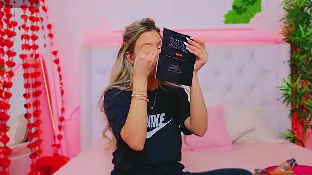 Snapshot of AriannaSins chatting on 6, 2, 2025 AriannaSins online show from 6, 2, 2025