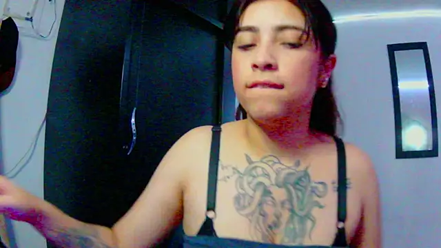 Snapshot of adri_gomez1 chatting on 12, 11, 2025 adri gomez1 online show from 12, 11, 2025