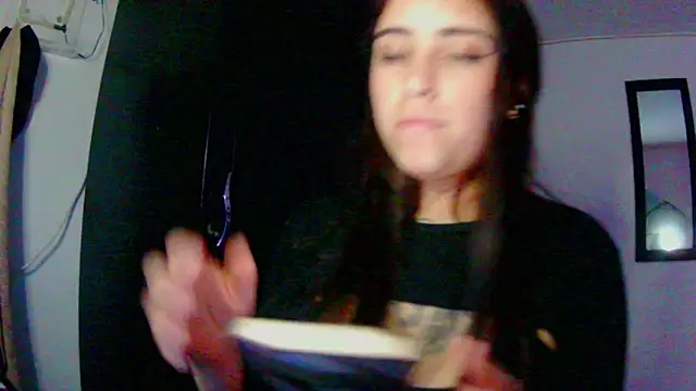 Snapshot of adri_gomez1 chatting on 13, 11, 2025 adri gomez1 online show from 13, 11, 2025