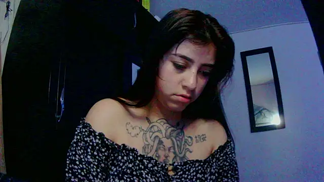 Snapshot of adri_gomez1 chatting on 21, 11, 2025 adri gomez1 online show from 21, 11, 2025