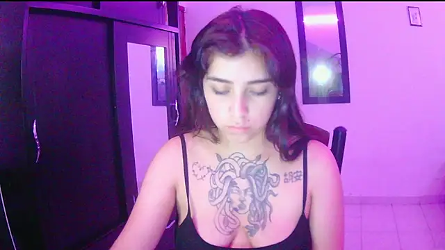 Snapshot of adri_gomez1 chatting on 29, 11, 2025 adri gomez1 online show from 29, 11, 2025