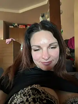 kinkysarahx online show from 10, 4, 2026